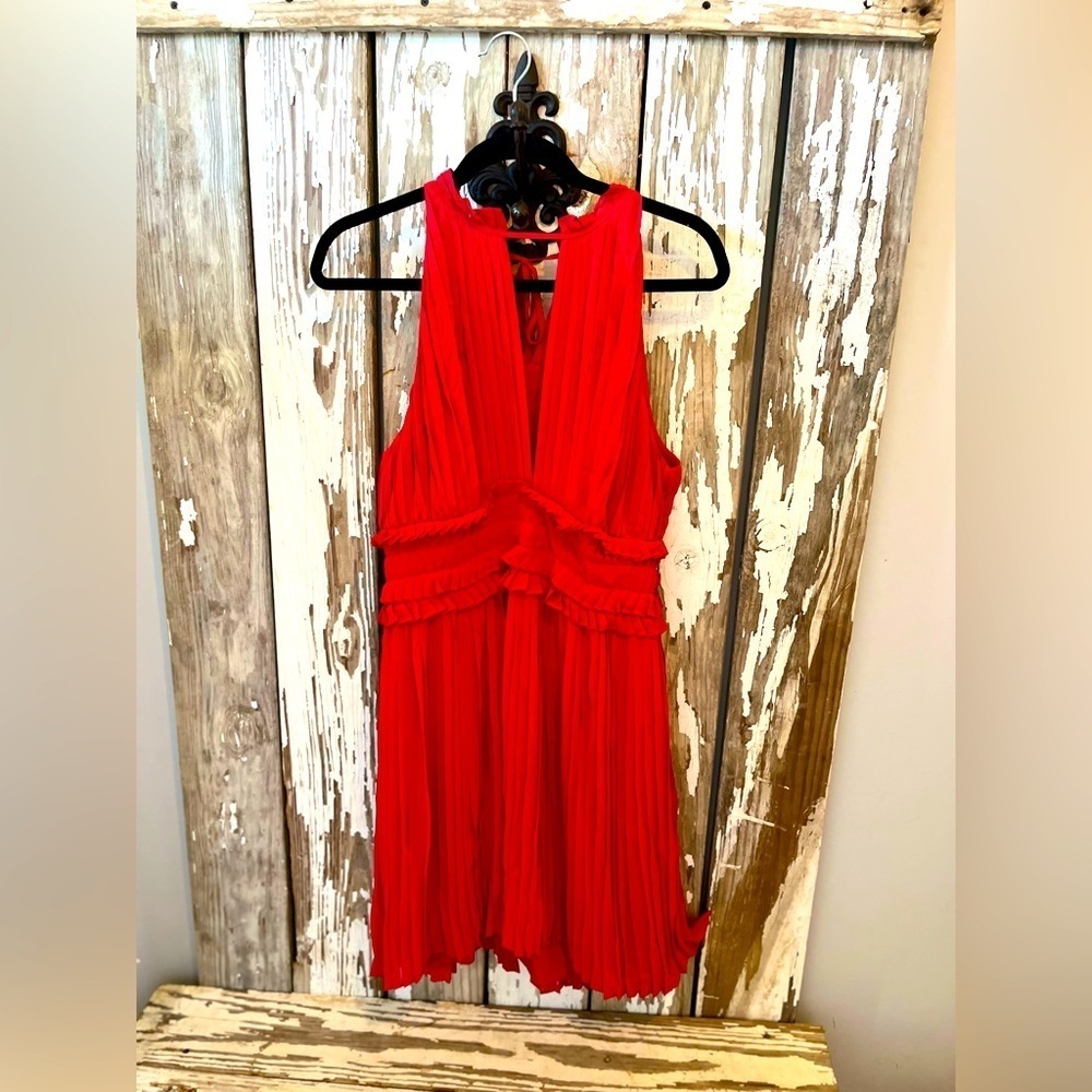 Max Studio Seraphine Red pleated dress with cutout Size large NWT